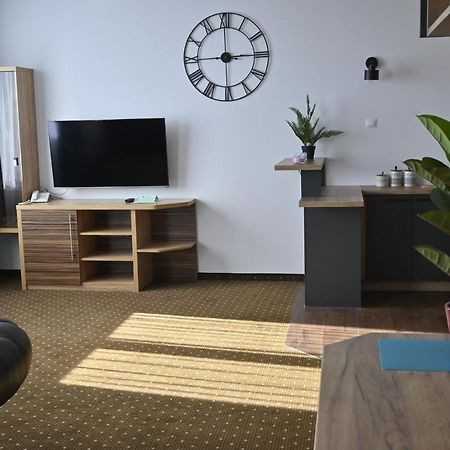Aparthotel Legnica - Apartamenty Z Aneksem Kuchennym Exteriör bild